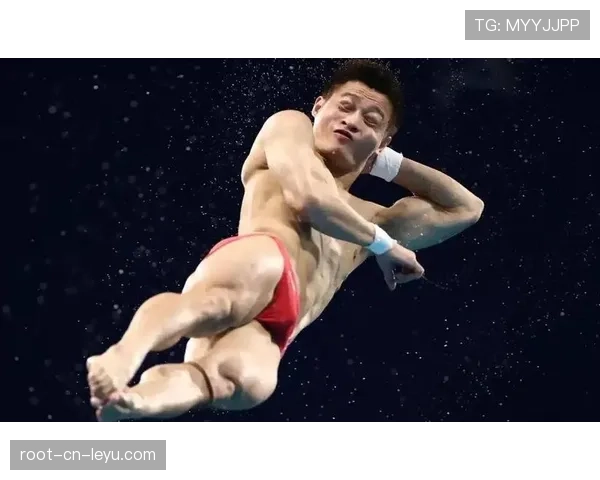 顶级跳水运动员的姿态：他是如何通过空中翻转控制落水水花的